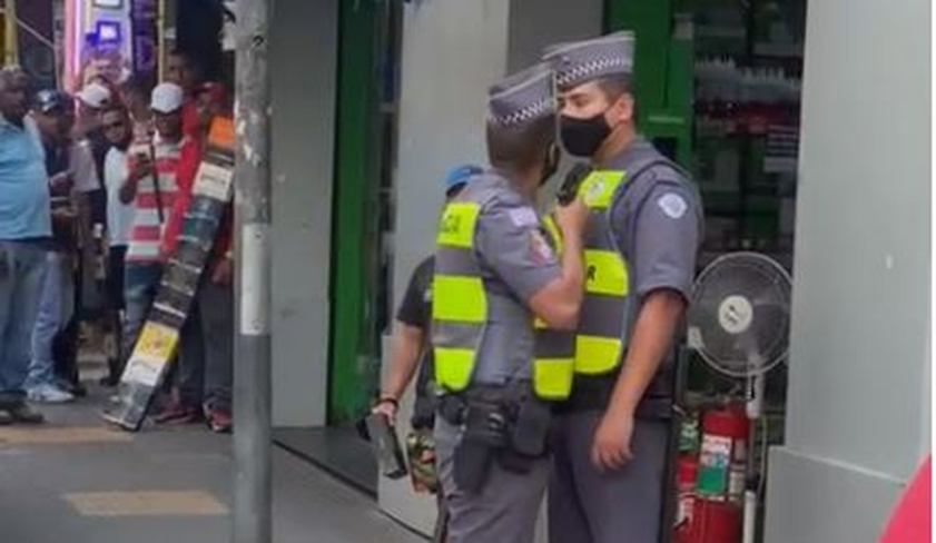 Screenshot_2020-12-05 Policial é filmado ao apontar arma para o rosto de outro PM