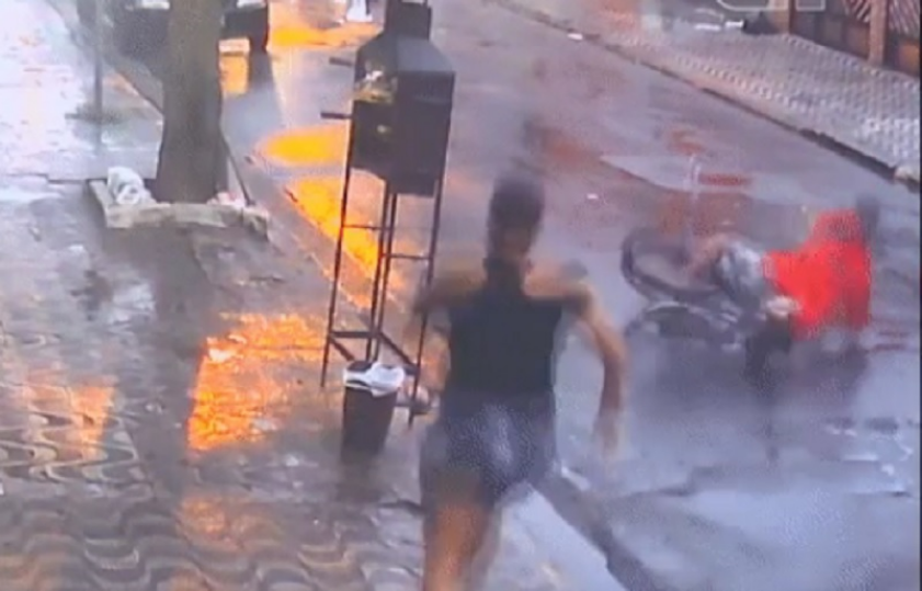 Screenshot_2020-12-05 Vídeo mulher arremessa guarda-chuva em assaltante