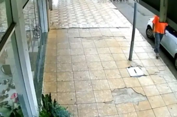 homem-com-covid-e-preso-por-passar-saliva-em-macanetas-de-carros-8d2828dccca5537e1d78b3dc583a6316