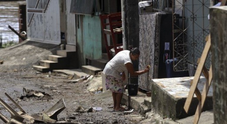 mulher-limpa-colchao-apos-enchente-em-ilheus-ba-29122021185413003