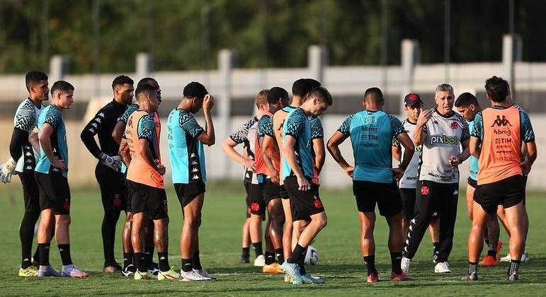elenco-do-vasco-em-atividade-realizada-no-ct-moacyr-barbosa-07102022164943942