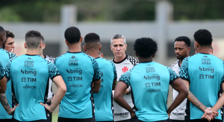 jorginho-comandando-o-elenco-do-vasco-no-ct-moacyr-barbosa-26102022164147689