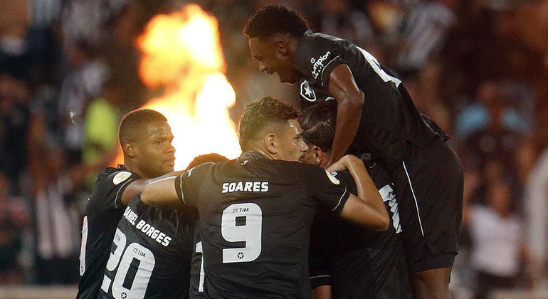 jogadores-do-botafogo-celebrando-um-dos-gols-na-vitoria-sobre-o-santos-10112022214327640
