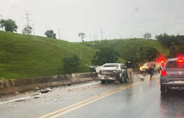 duas-pessoas-morrem-em-acidente-entre-carro-e-caminhao-na-br-101-em-anchieta--2019461-article