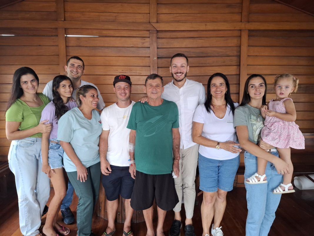 thumbnail_Equipe do HEVV com seu Orlete e família