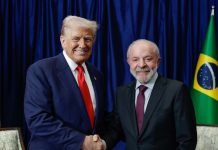 Lula se reúne por 50 minutos com Trump e pede suspensão imediata do tarifaço