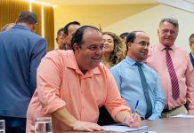 Prefeito de Anchieta, Léo Português, participa da assinatura de termo de cooperação para revitalização da Lagoa de Mãe-Bá